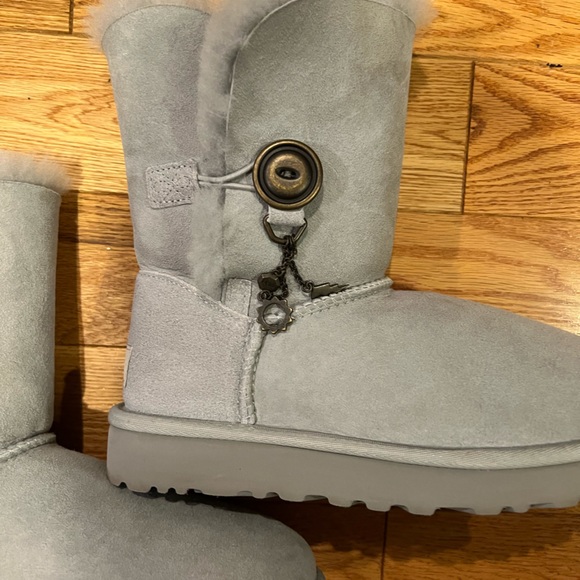 Gray UGGS - Picture 4 of 13